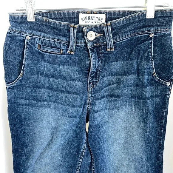 Signature Levi Strauss & Co. Denim Capris | Misses Size 8 | Cuffed Hem | Stretch - Picture 2 of 9